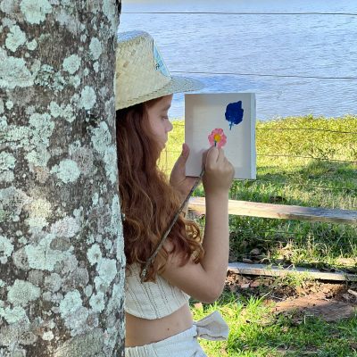 Criança realizando atividade de pintura com galhos e folhas300 (1)