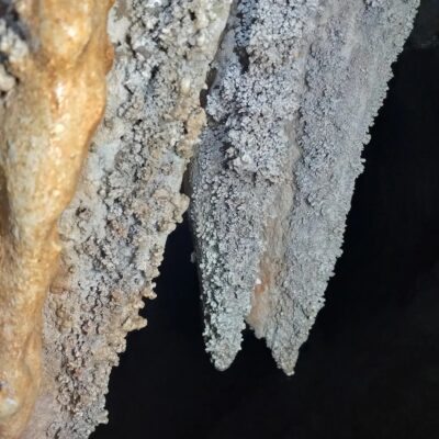 Formação em detalhes de uma estalactite.