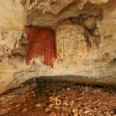 Grande formação de estalactite, em duas cores.