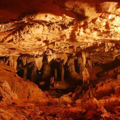 Grande salão dentro da Gruta Olhos D'Água, com grandes espeleotemas.