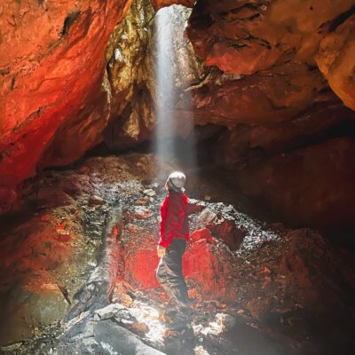 Guia Cleverton (Aventuras PG), foto Priscila (Trilhas e Caminhadas). Claraboia dentro da Gruta.