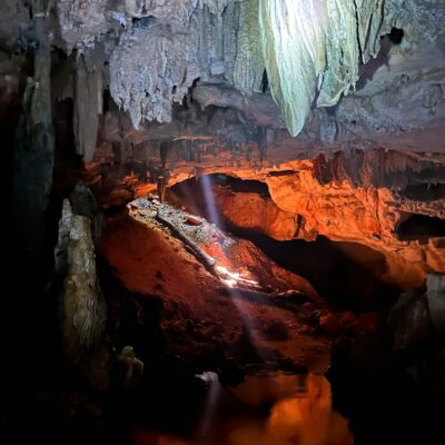 Iluminação superior na claraboia dentro da Gruta Olhos D'Água.