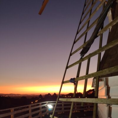 Pôr do sol na passarela com o pá do moinho300