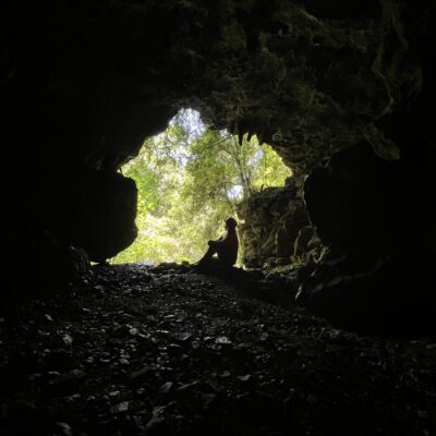 Visão contemplativa da saída da Gruta, Priscila (Trilhas e Caminhadas)